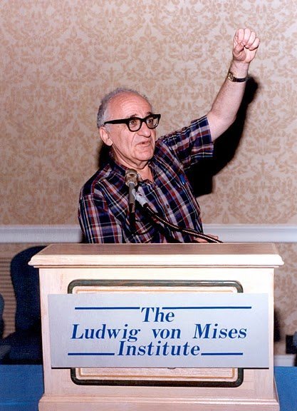 Portrait von Murray N. Rothbard: Rothbard am Rednerpult, Mises Institute (1985)