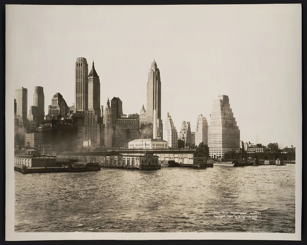 New York skyscrapers, 1932. Aufnahme der Manhattan-Skyline und der Hudson-Piers von Irving Underhill.
