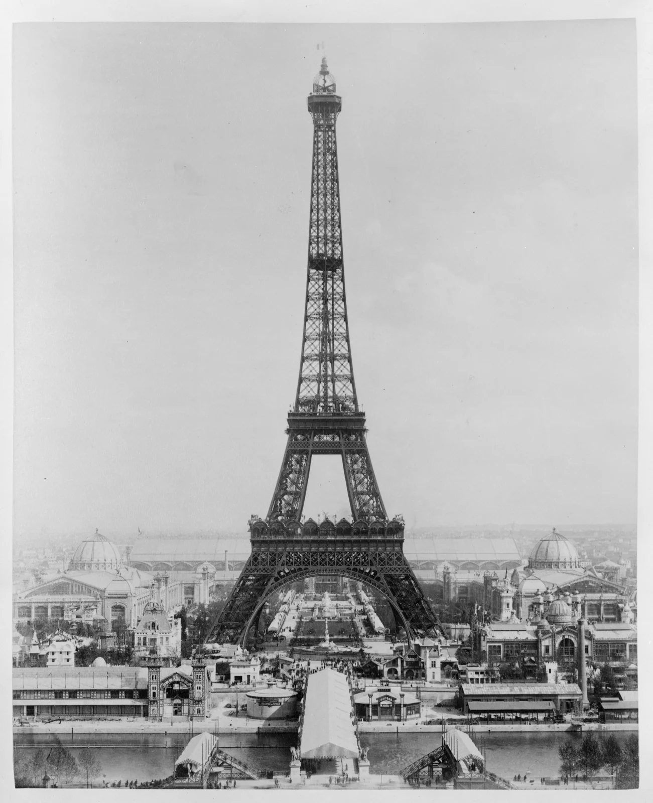 Eiffelturm während der Exposition Universelle 1889, Blick aus Nordwest