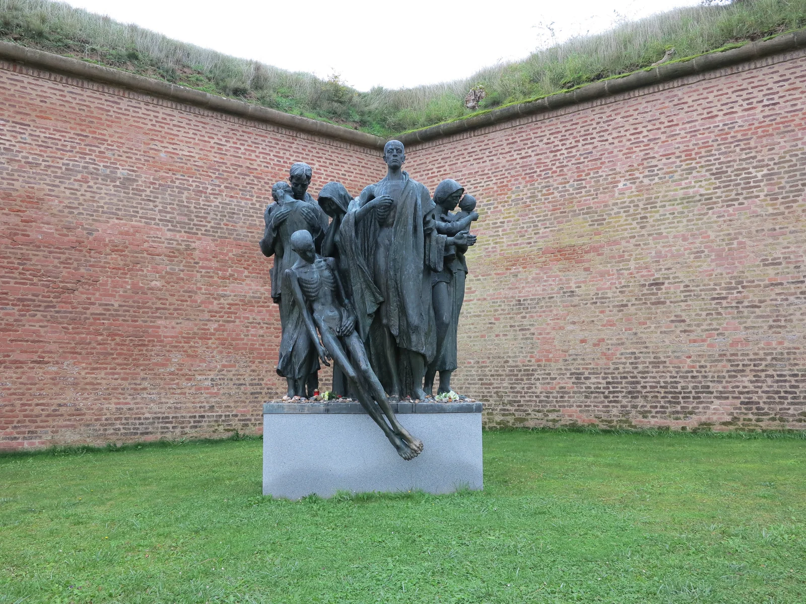 Gedenkstele in der Kleinen Festung Theresienstadt.