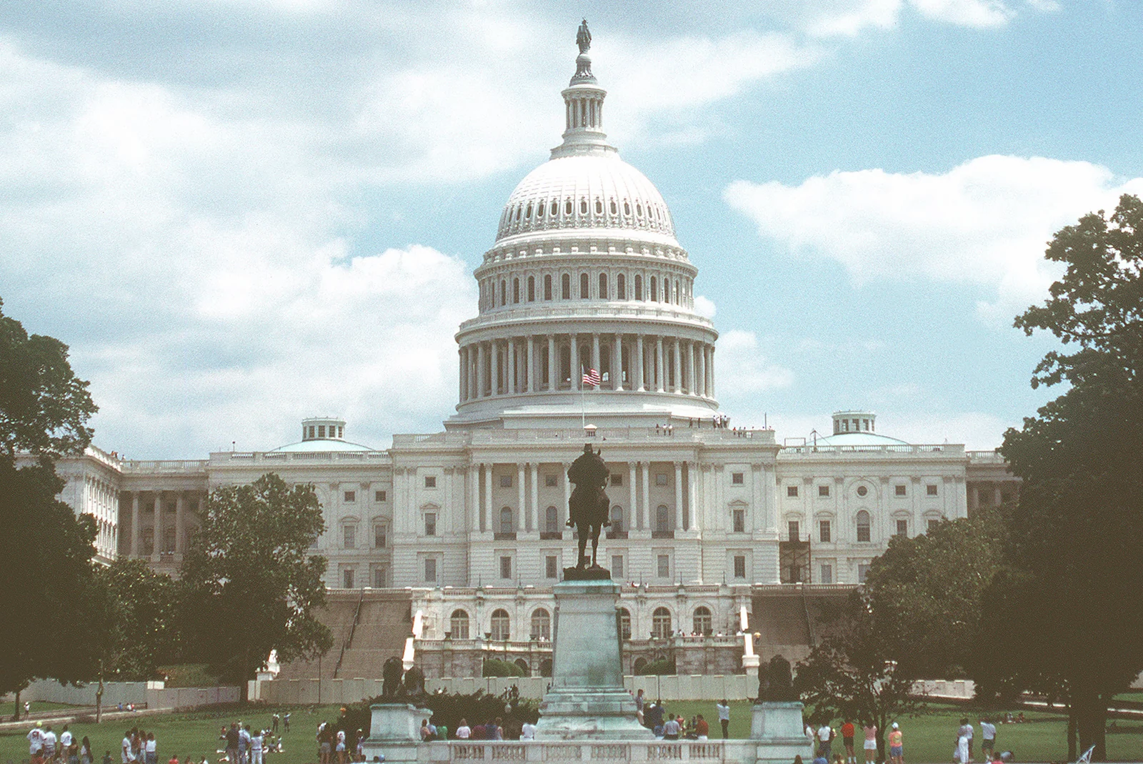 B-52 Stratofortress über dem U.S. Capitol vor der National Victory Celebration zur Befreiung Kuwaits, Washington D.C., 8. Juni 1991. Im selben Jahr erhielt Hayek die Presidential Medal of Freedom.
